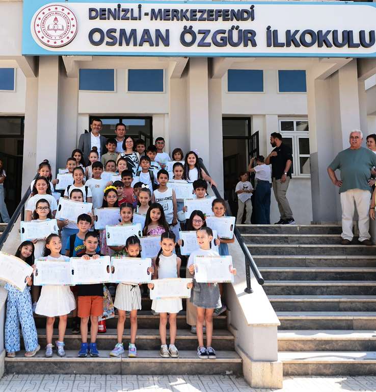 Başkan Çavuşoğlu, karne heyecanına ortak oldu