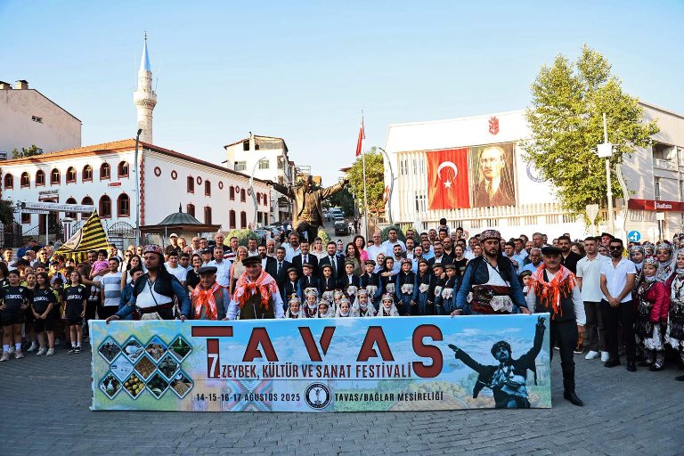 Başkan Çavuşoğlu, karne heyecanına ortak oldu